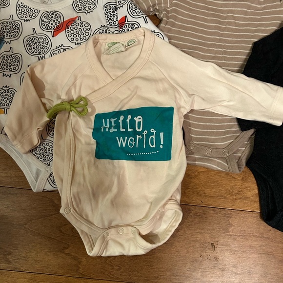 Lot of 4 long sleeve onesies size 3 months ish - Picture 2 of 9